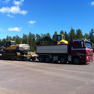 Volvo K-auto FH16 2006 ja Lavetti Mueller 42000 kg 2003. Siirtämässä kaivinkoneita työmaalle.